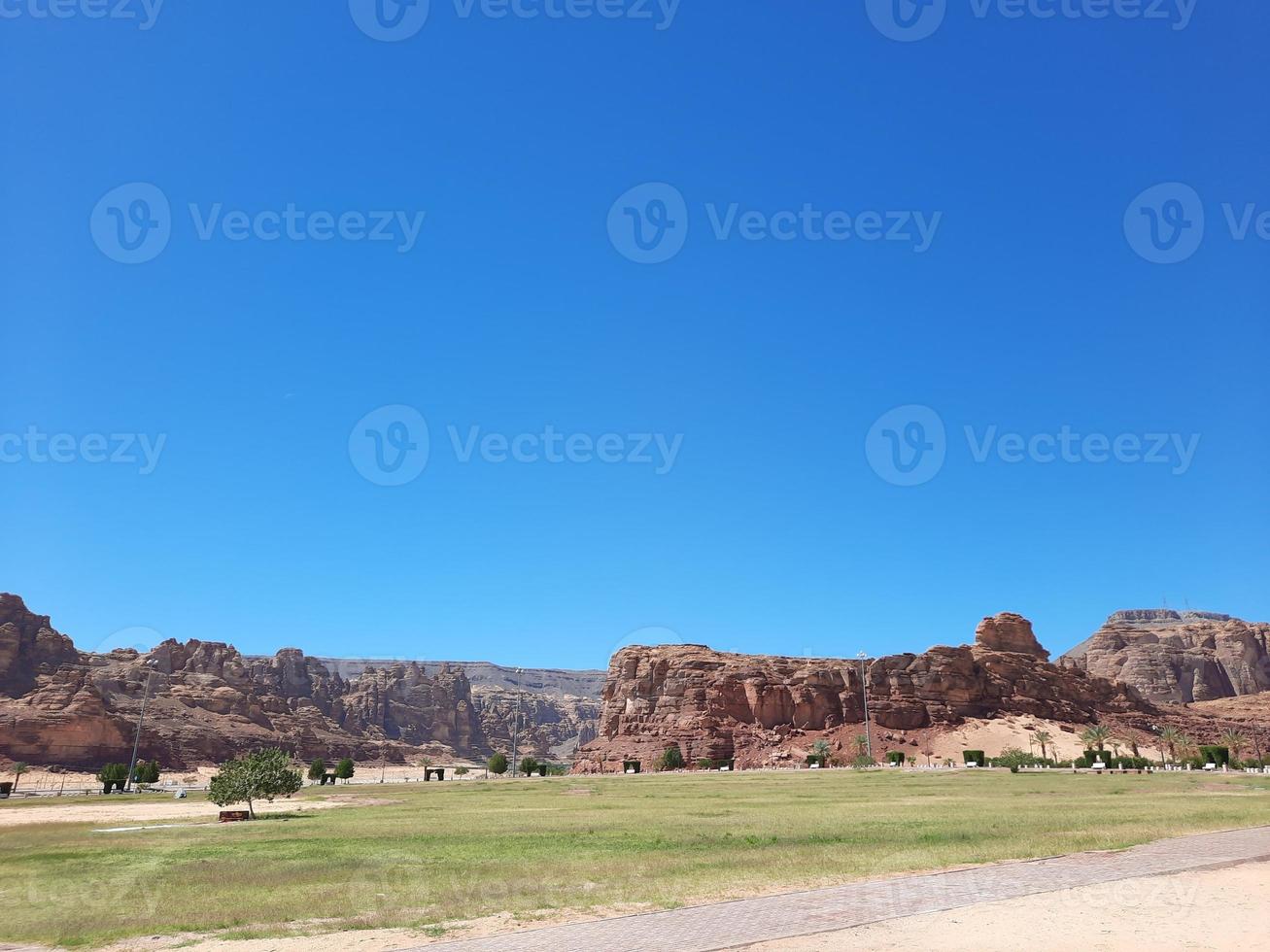 une magnifique jour vue de une hiver parc dans Al oula, saoudien Saoudite. le parc est entouré par ancien collines. photo