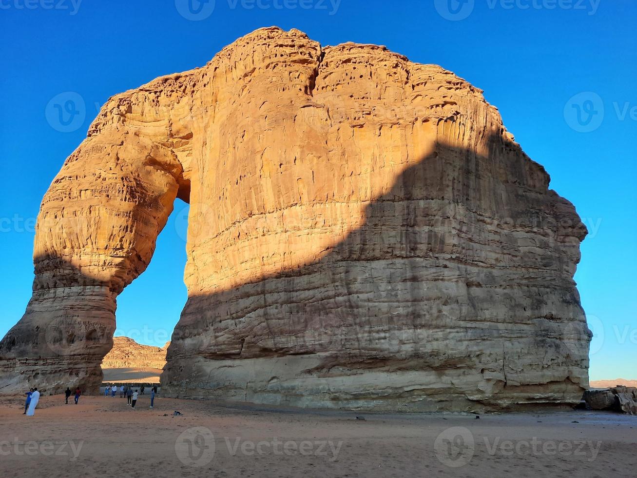 magnifique soir vue de l'éléphant Roche dans al-oula, saoudien Saoudite. touristes troupeau dans grand Nombres à voir l'éléphant rock. photo