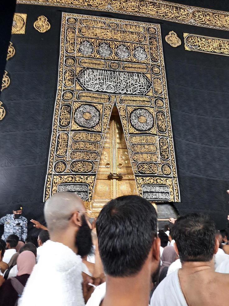 Mecque, saoudien Saoudite, Mars 2023 - magnifique vue de le kaaba et le entrée à le kaaba dans le masjid Al haram dans Mecque. photo