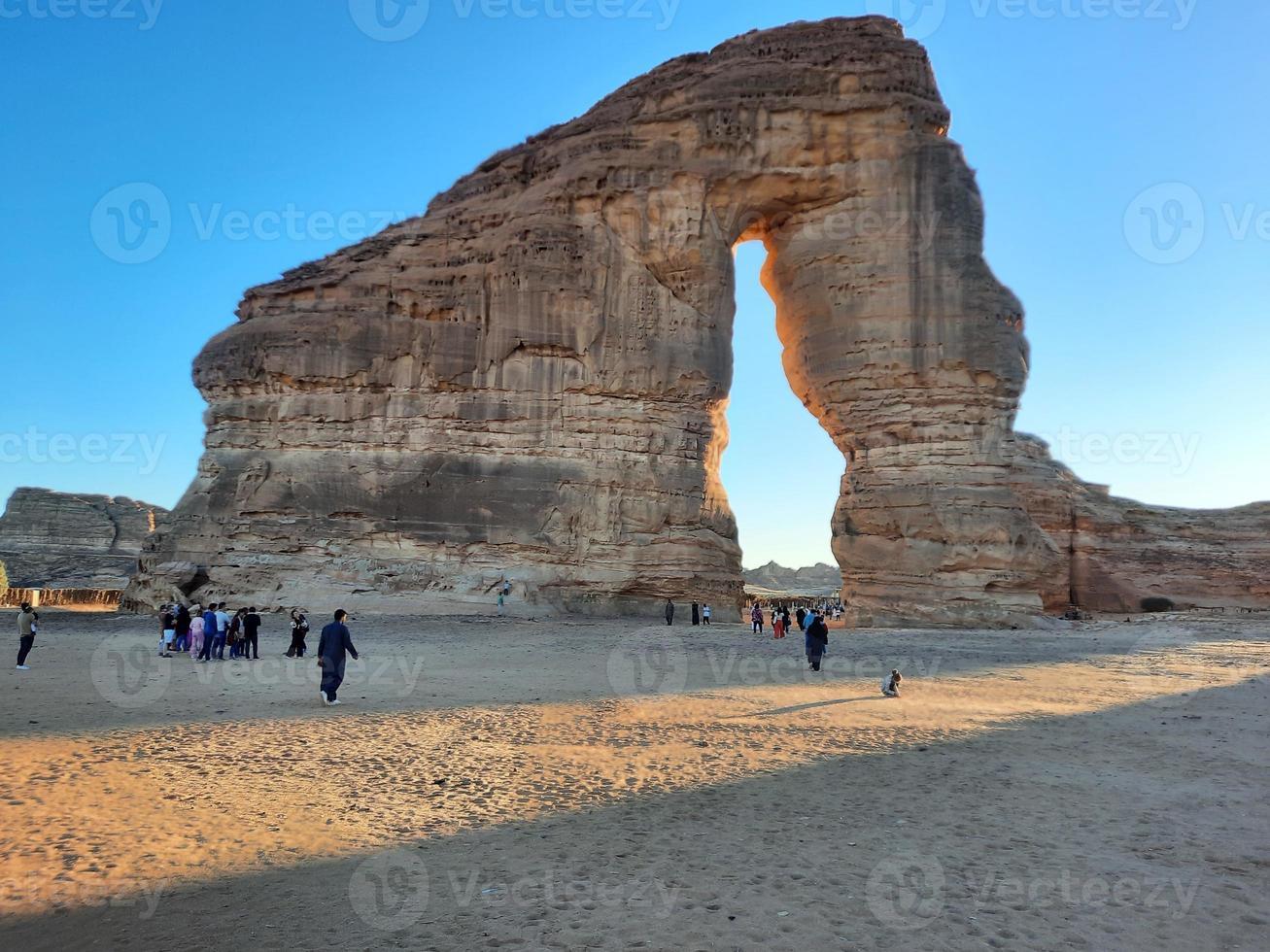 magnifique soir vue de l'éléphant Roche dans al-oula, saoudien Saoudite. touristes troupeau dans grand Nombres à voir l'éléphant rock. photo