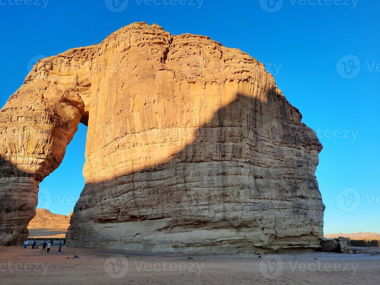 magnifique soir vue de l'éléphant Roche dans al-oula, saoudien Saoudite. touristes troupeau dans grand Nombres à voir l'éléphant rock. photo