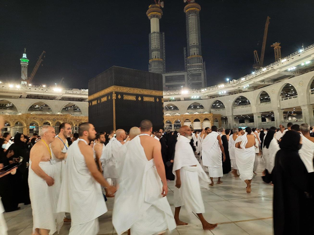 Mecque, saoudien Saoudite, Mars 2023 - pendant le mois de Ramadan, pèlerins de tout plus de le monde effectuer tawaf autour le Kabah à le masjid al-haram dans Mecque.. photo