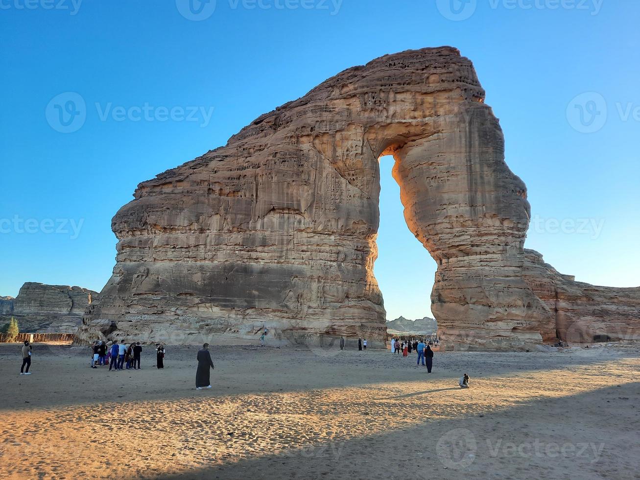 magnifique soir vue de l'éléphant Roche dans al-oula, saoudien Saoudite. touristes troupeau dans grand Nombres à voir l'éléphant rock. photo