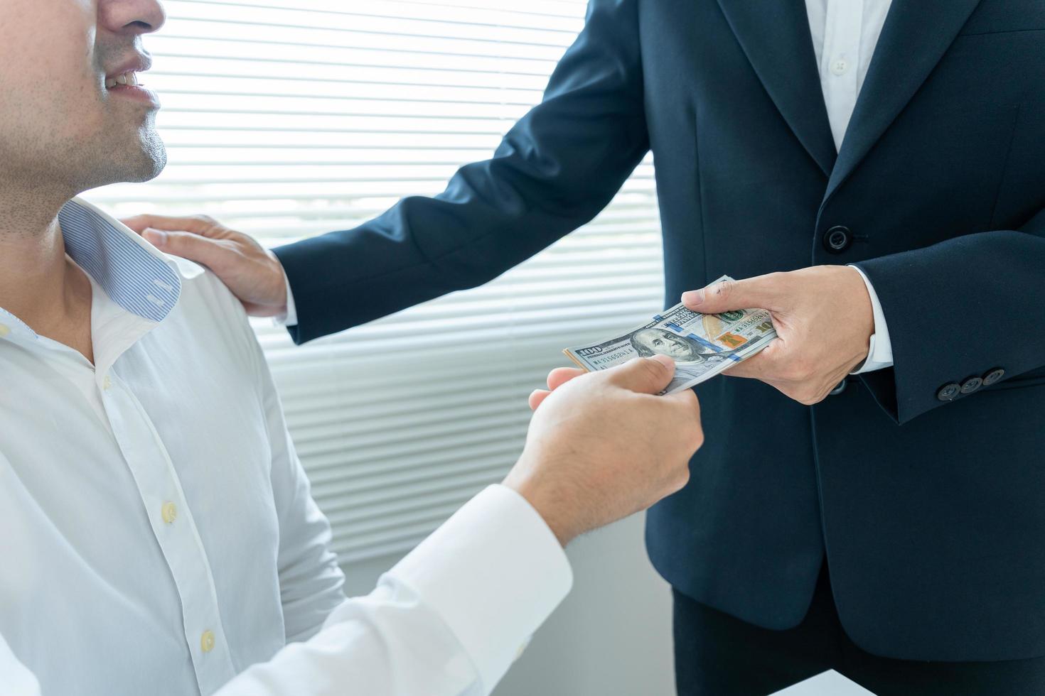 les hommes d'affaires reçoivent un salaire ou des primes de la direction ou du patron. l'entreprise donne des récompenses pour encourager le travail. homme d'affaires souriant bénéficiant d'une récompense au bureau du bureau. photo