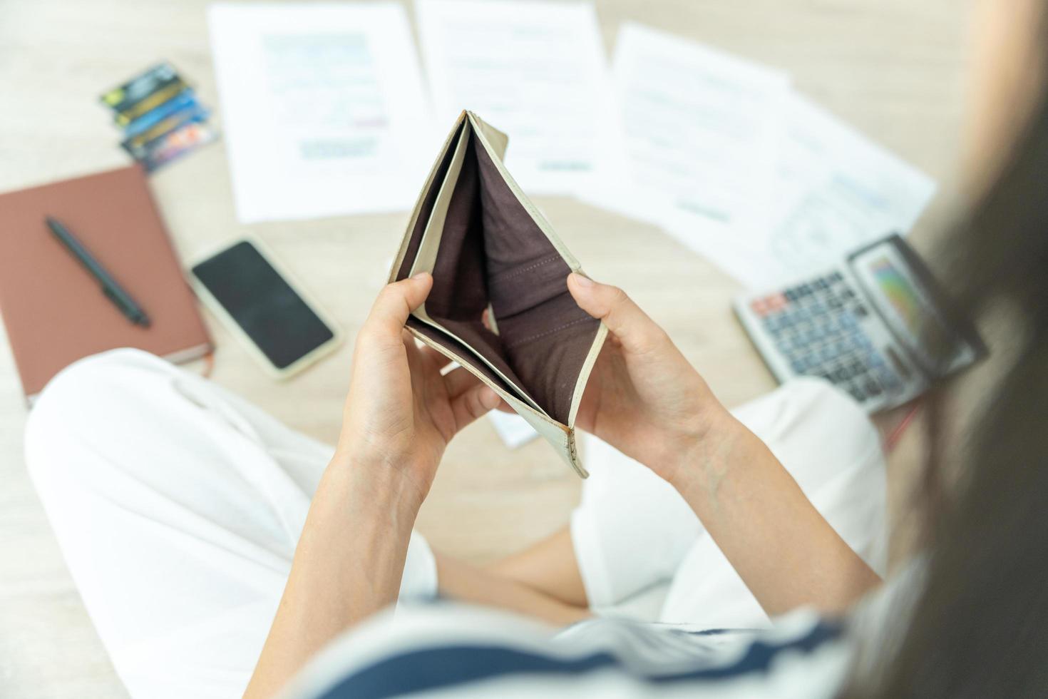 femme stressée et mal à la tête avec de grosses factures ou factures pas d'argent à payer pour les dépenses et la dette de carte de crédit. pénurie, problème financier, faillite, hypothèque, prêt, faillite, pauvre, portefeuille vide photo