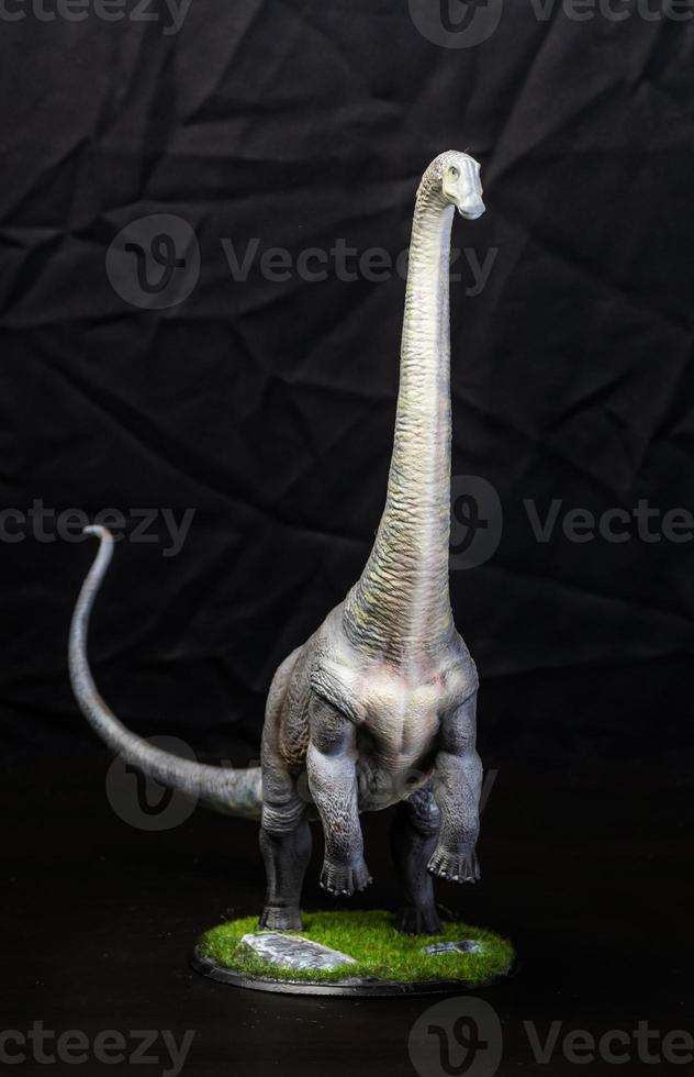 le brontosaure dinosaure dans le foncé photo