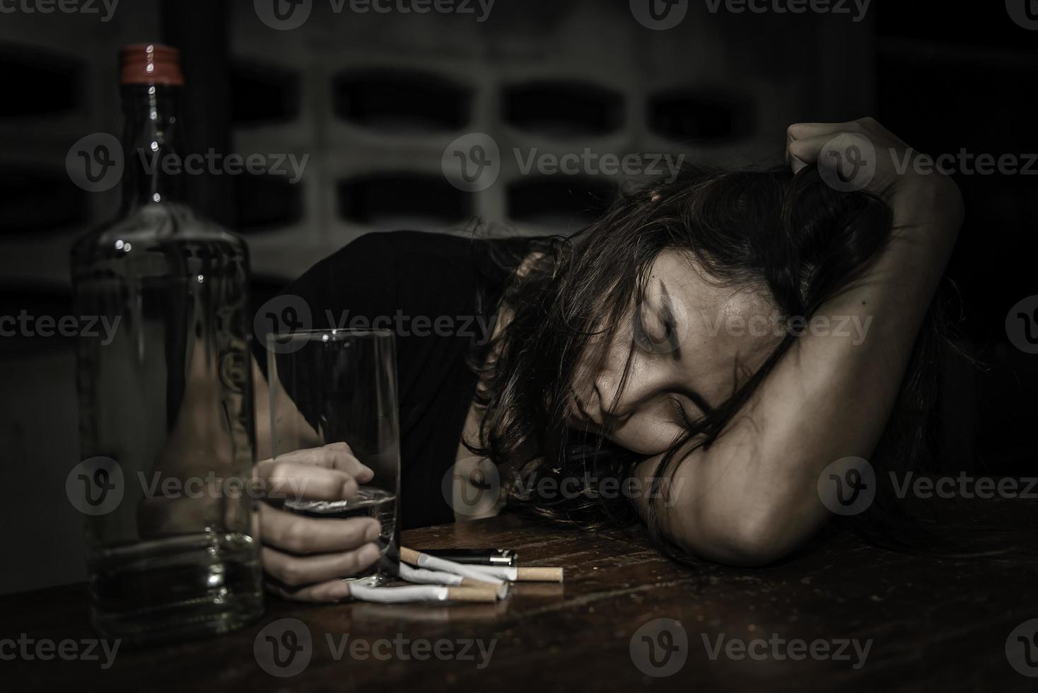 asiatique femme boisson Vodka seul à Accueil sur nuit temps, thaïlande les gens, le stress femme ivre concept photo