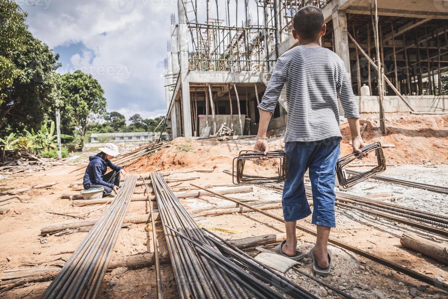 les enfants sont forcé à travail dans construction domaines. peur de enfant la main d'oeuvre et Humain trafic. Humain droits notions, Arrêtez enfant abus. photo