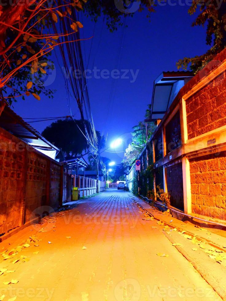 foncé ruelle dans chiang mai photo