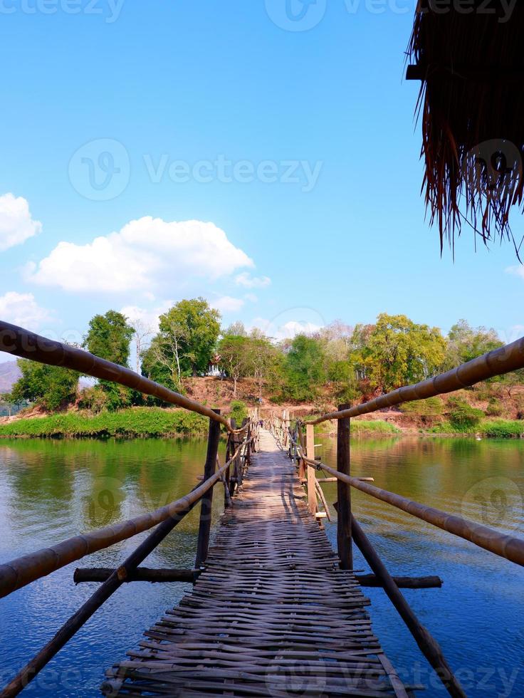 bambou pont plus de le rivière photo