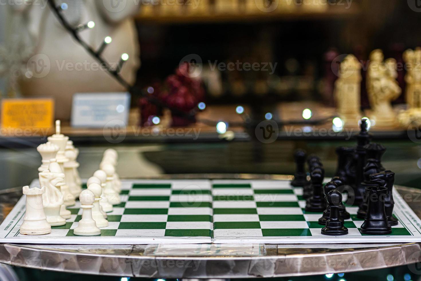 une table avec un échiquier et des figurines sur le côté photo