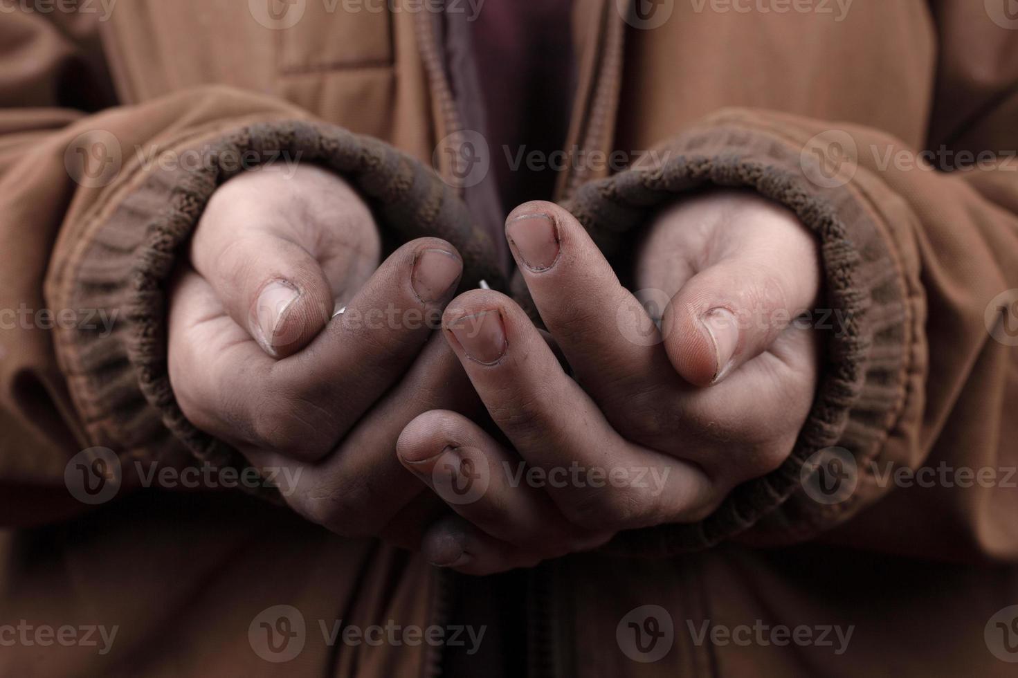 les mains du mendiant en coupe photo