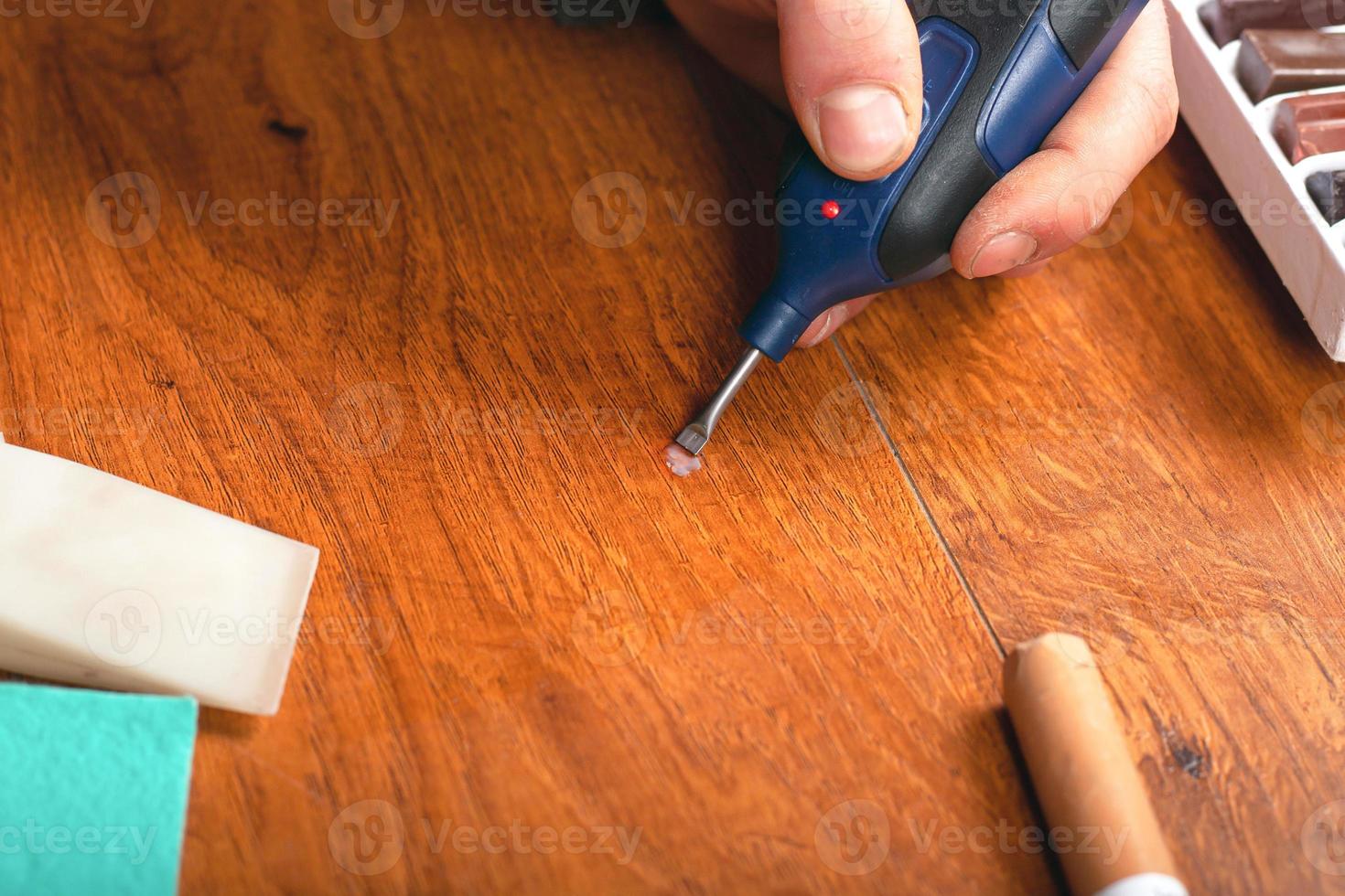 restauration du parquet pour l'élimination des défauts, éclats, rayures  dans le sol stratifié 2251611 Photo de stock chez Vecteezy