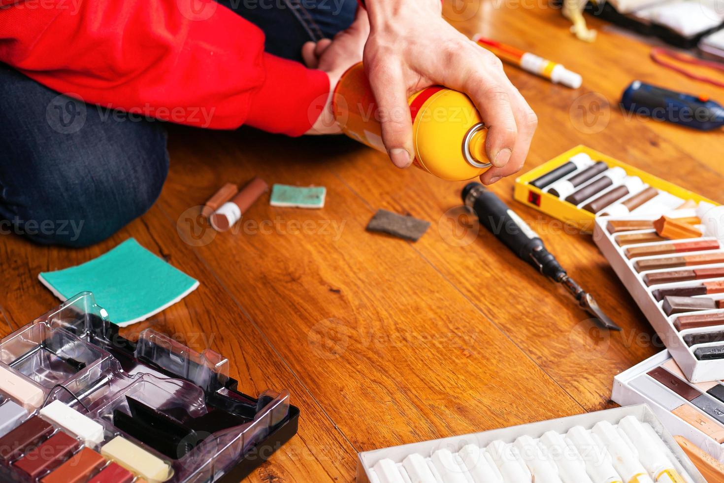 personne réparant une surface en bois photo