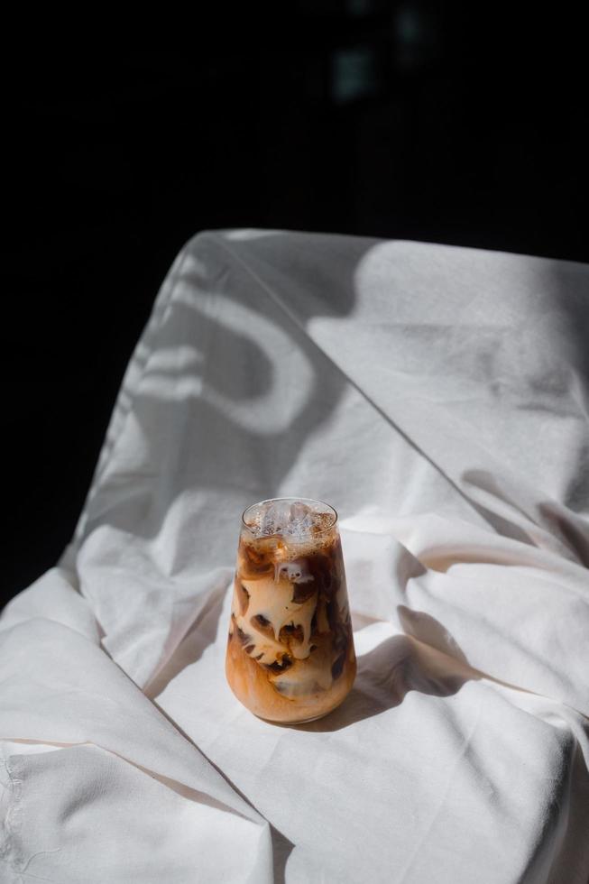 verre de café glacé avec du lait sur la table photo