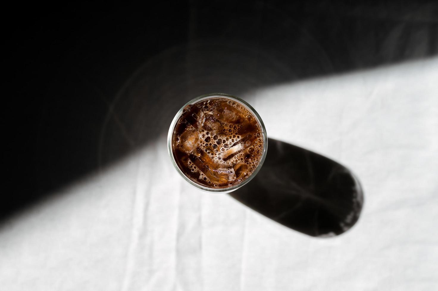 vue de dessus du café glacé avec du lait sur la table photo