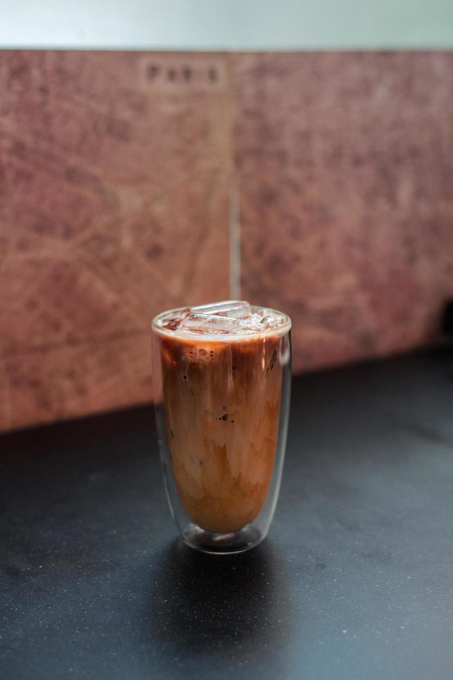 verre de café glacé avec du lait sur la table photo