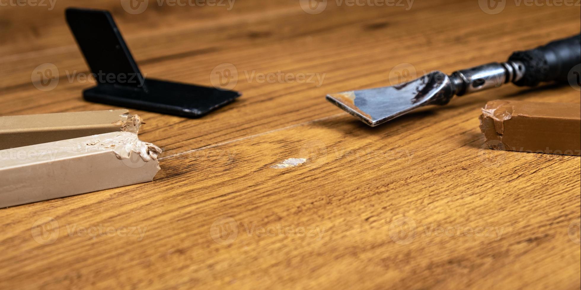 fixation d'une surface en bois photo