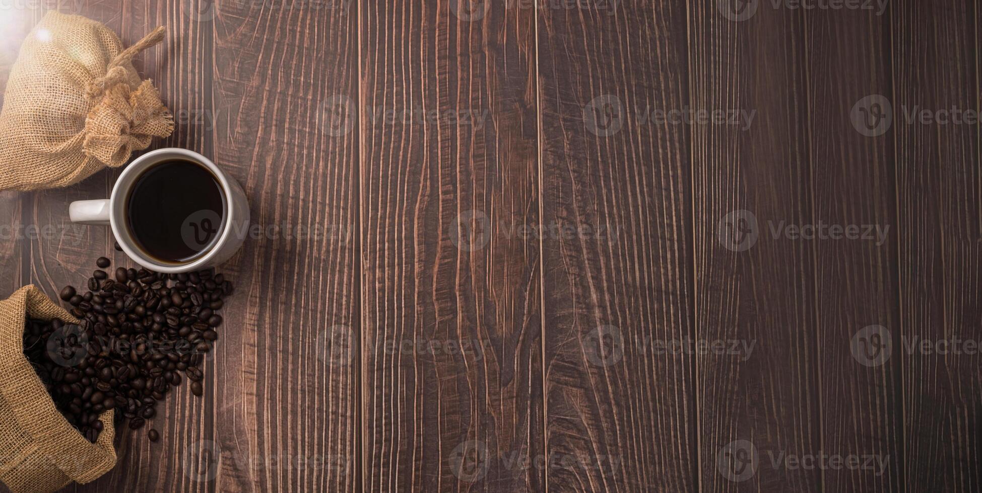 une tasse de café et des grains de café sur une table en bois photo