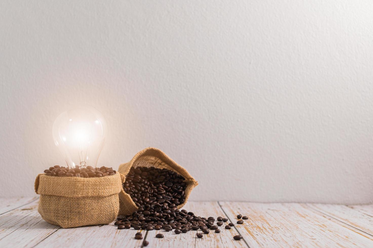 Sacs de grains de café sur une table en bois photo