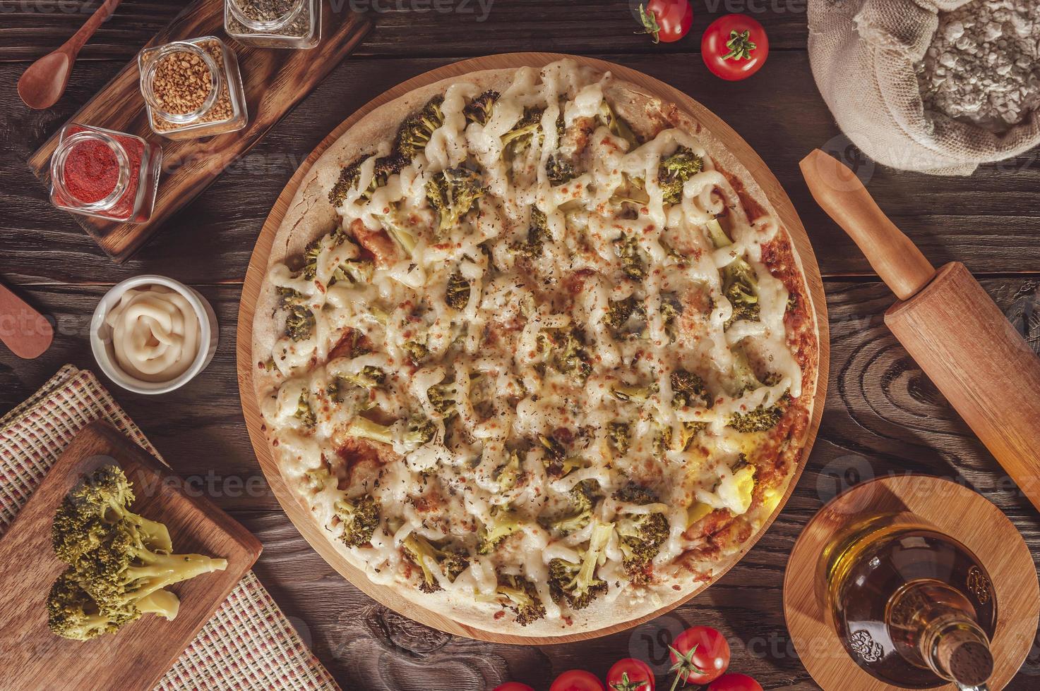 pizza avec mozzarella, brocoli, catupiry et parmesan photo