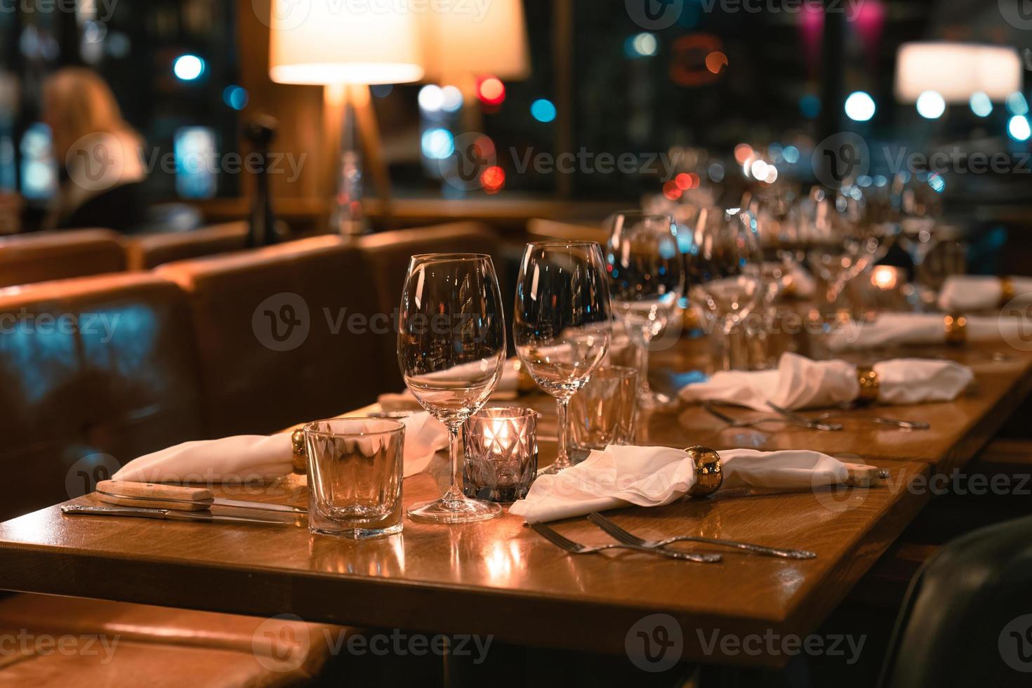 restaurant longue à manger table réglage avec argenterie et verre de vin pour restauration photo