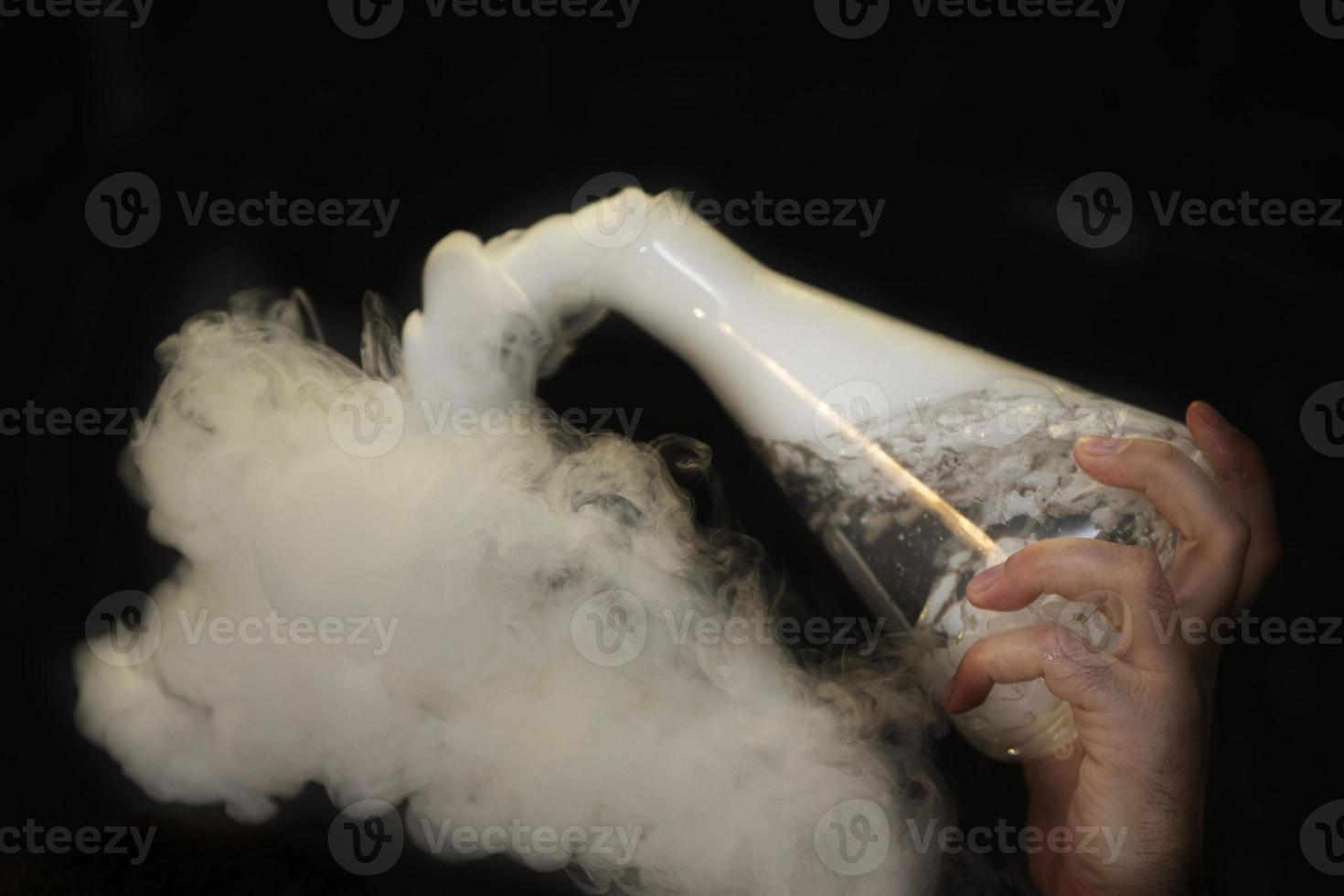 verre ballon avec bouffées de fumée comme une résultat de liquide azote réaction. photo