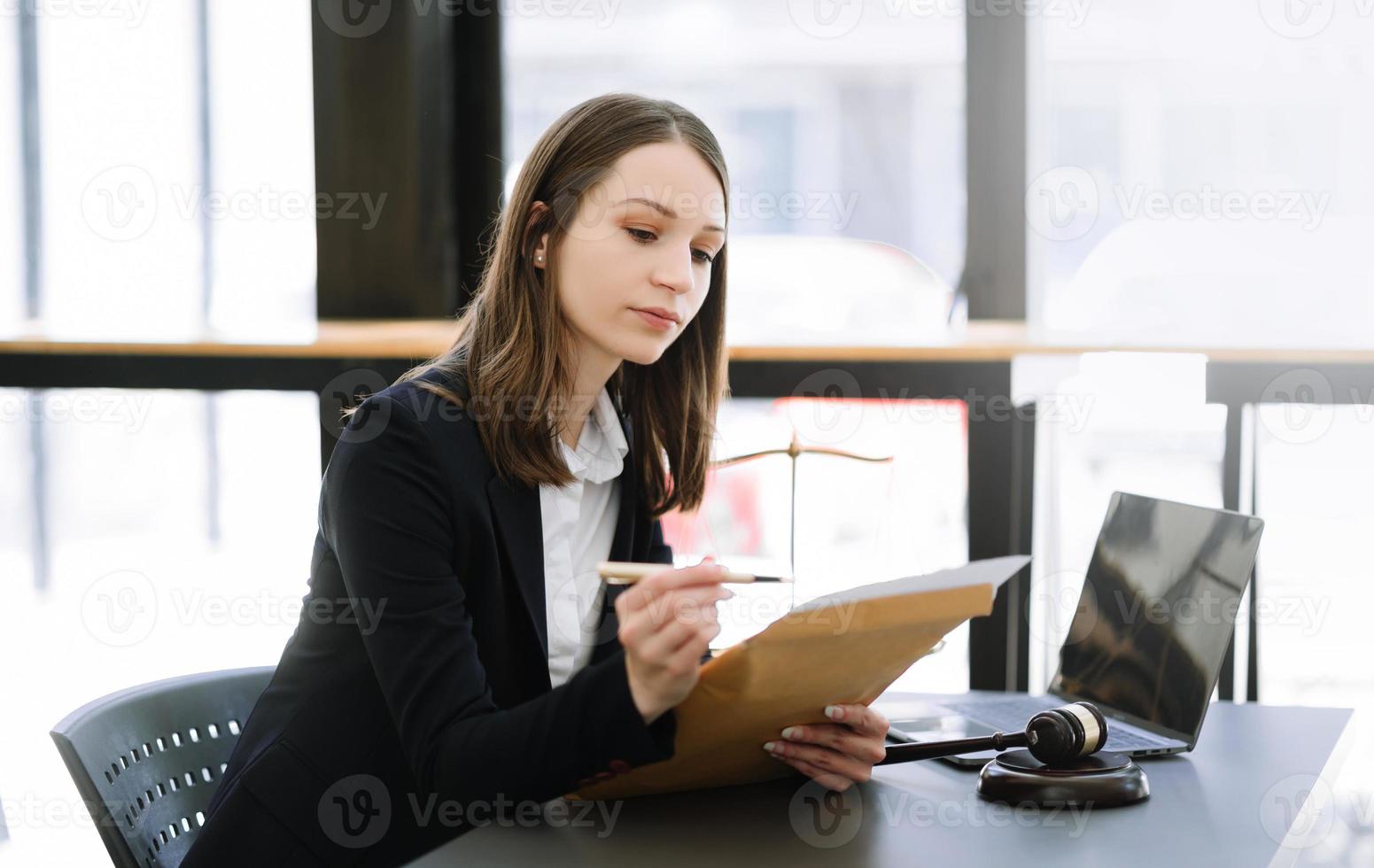 belle femme avocate travaillant et marteau, tablette et ordinateur portable devant, conseil justice et concept de droit photo