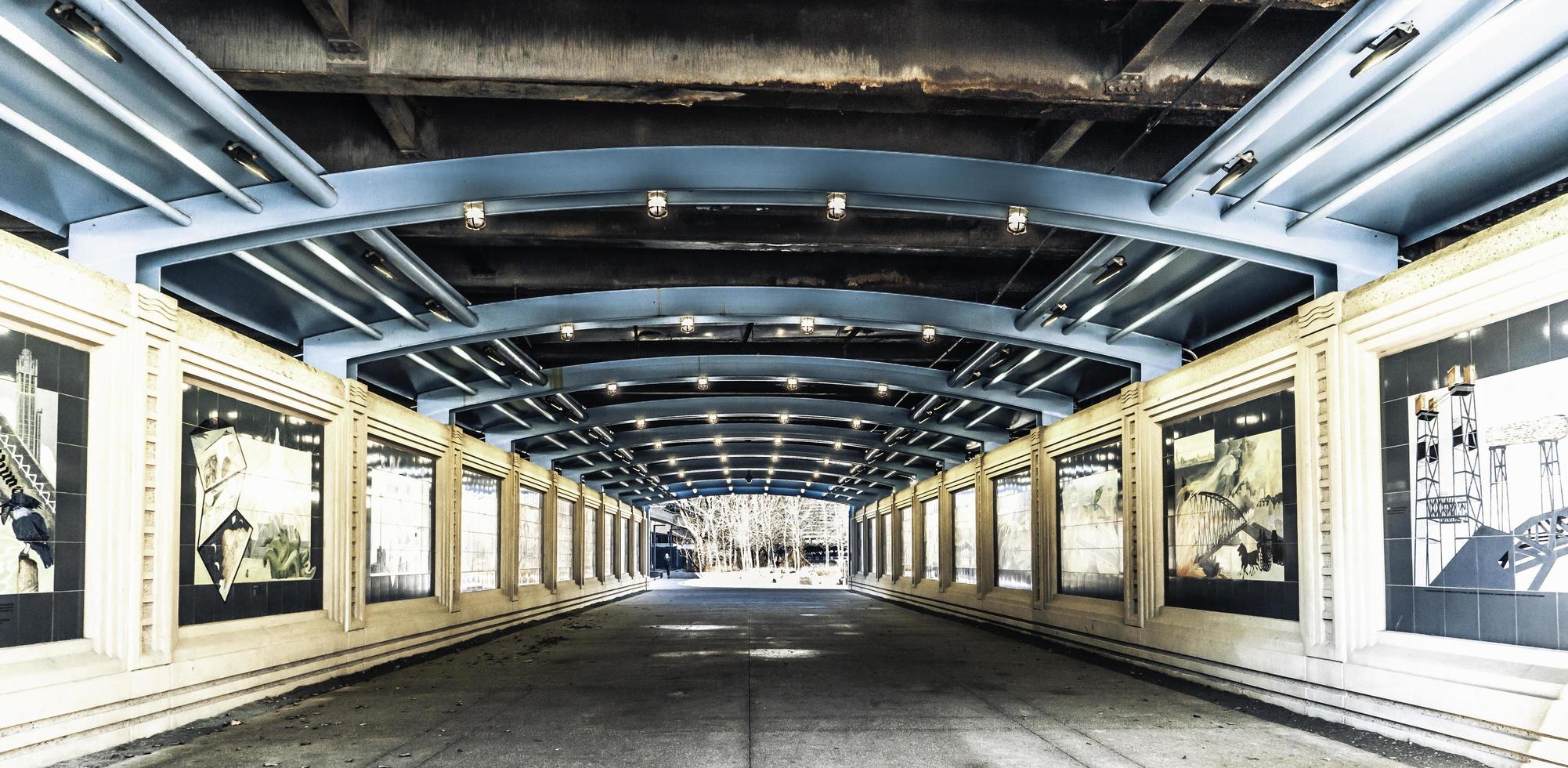 Mars 4 2023. Chicago, Illinois. un passage souterrain passerelle avec ouvrages d'art sur le des murs dans centre ville Chicago. photo