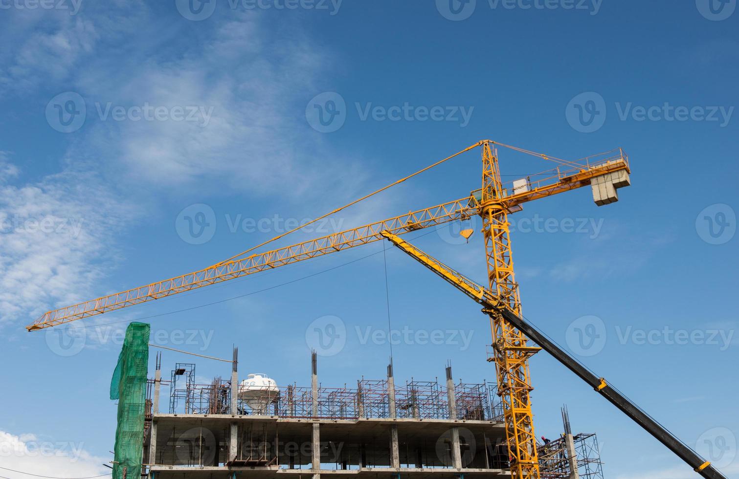 gros Jaune grue dans construction site photo