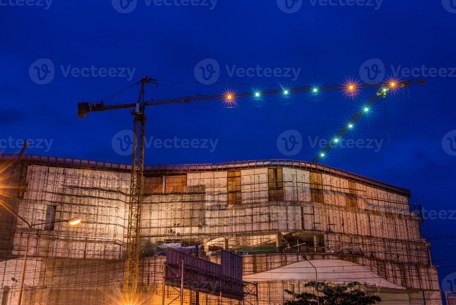 construction site avec grues dans crépuscule temps photo