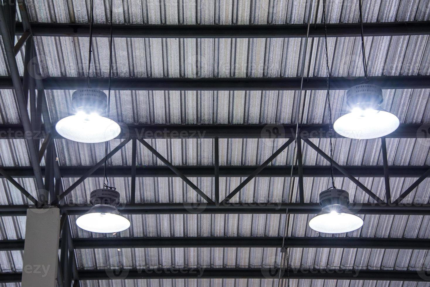 métal toit structure avec pendaison lumière ampoule et canal lumière photo