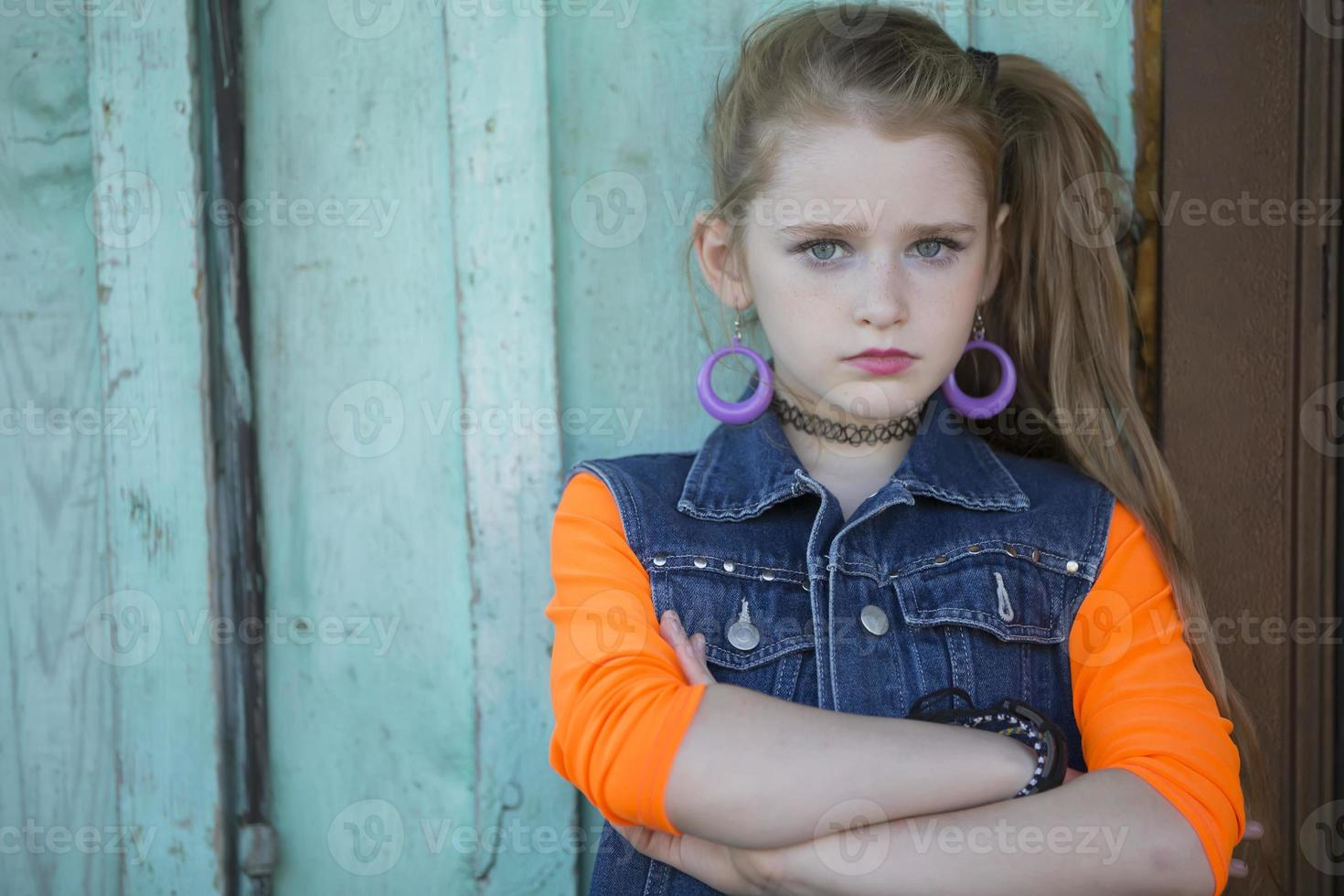 peu fille avec brillant maquillage dans rétro style. enfant modèle. photo