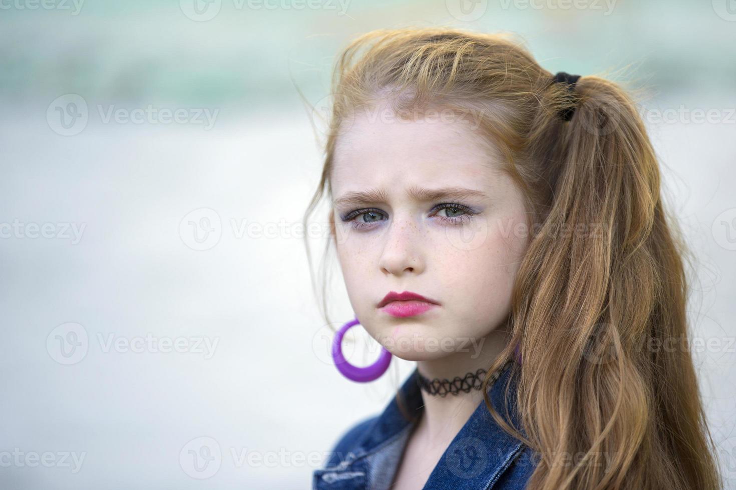 peu fille avec brillant maquillage dans rétro style. enfant modèle. photo