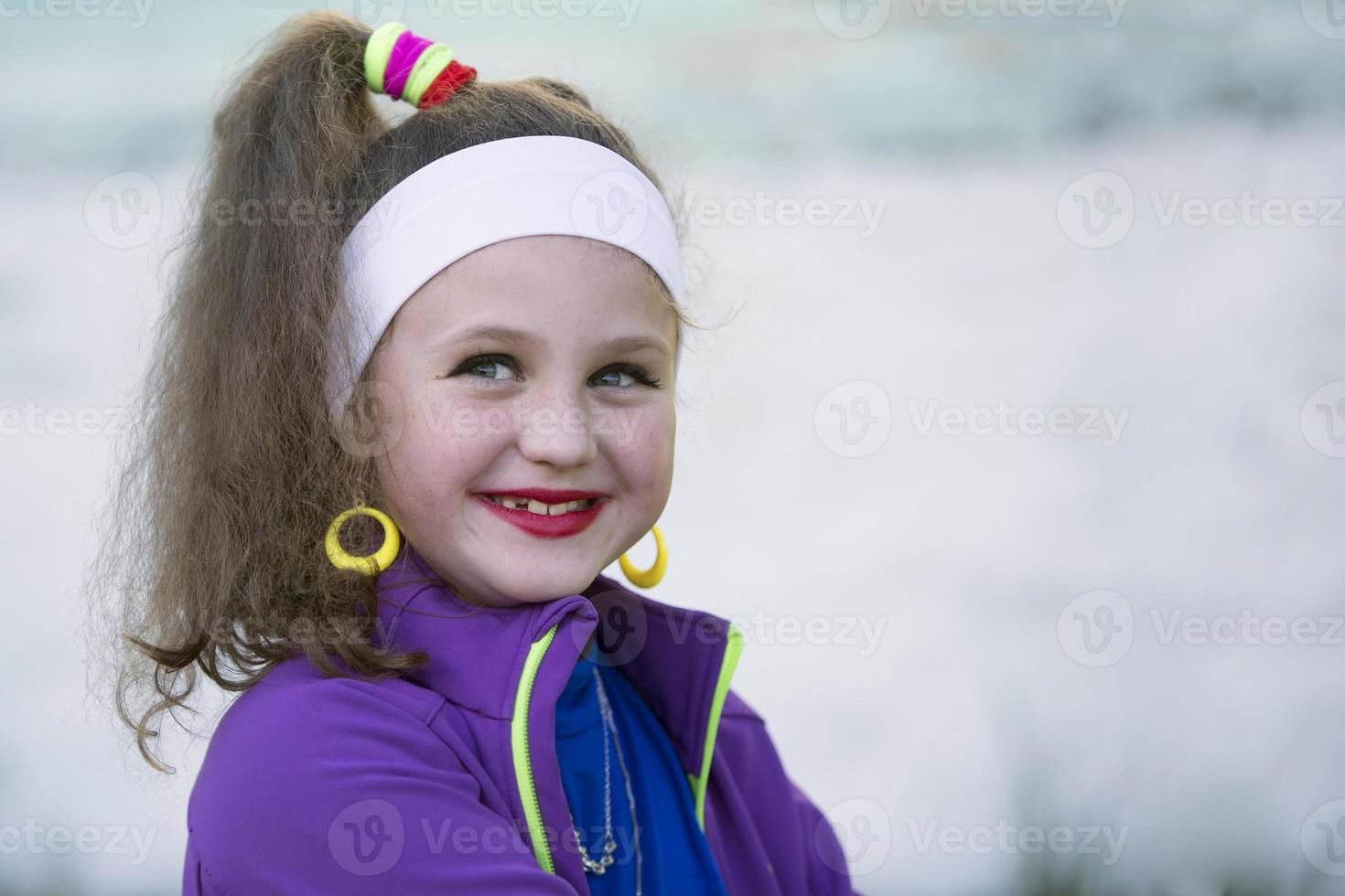 peu fille avec brillant maquillage dans rétro style. enfant modèle