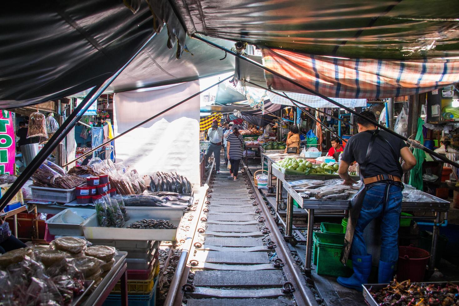 Samut songkhram, Thaïlande, septembre 12,2017, le célèbre chemin de fer station et marché ou pliant parapluie marché à maeklong, Thaïlande, un de célèbre marché point de repère dans Thaïlande. photo