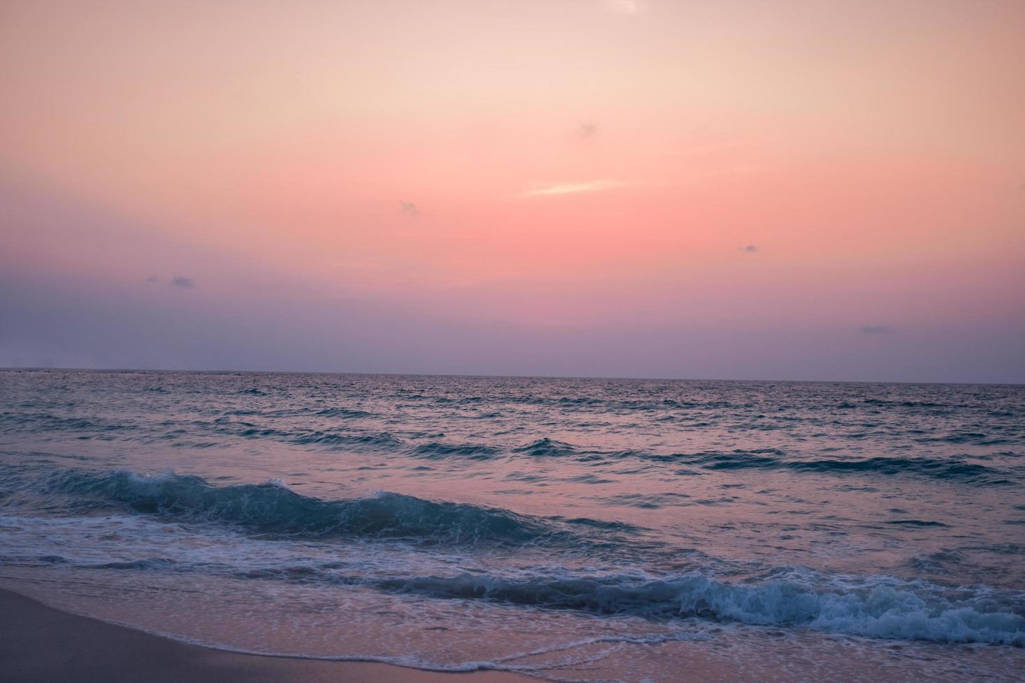 vagues de la mer de l'océan vibrant coloré à la plage pendant l'été photo