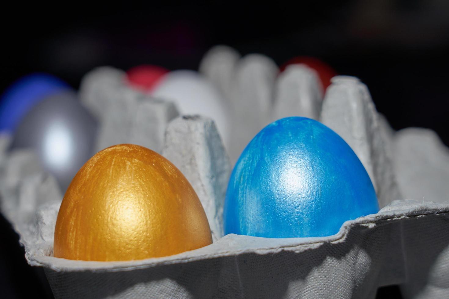 Close up d'oeufs de couleur perle pour Pâques dans un plateau d'oeufs photo