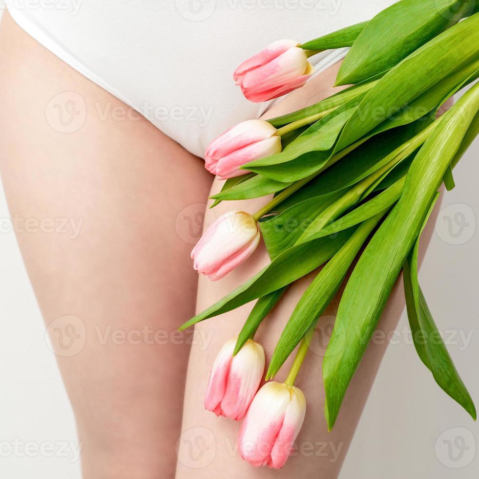 femme bikini zone avec tulipes photo