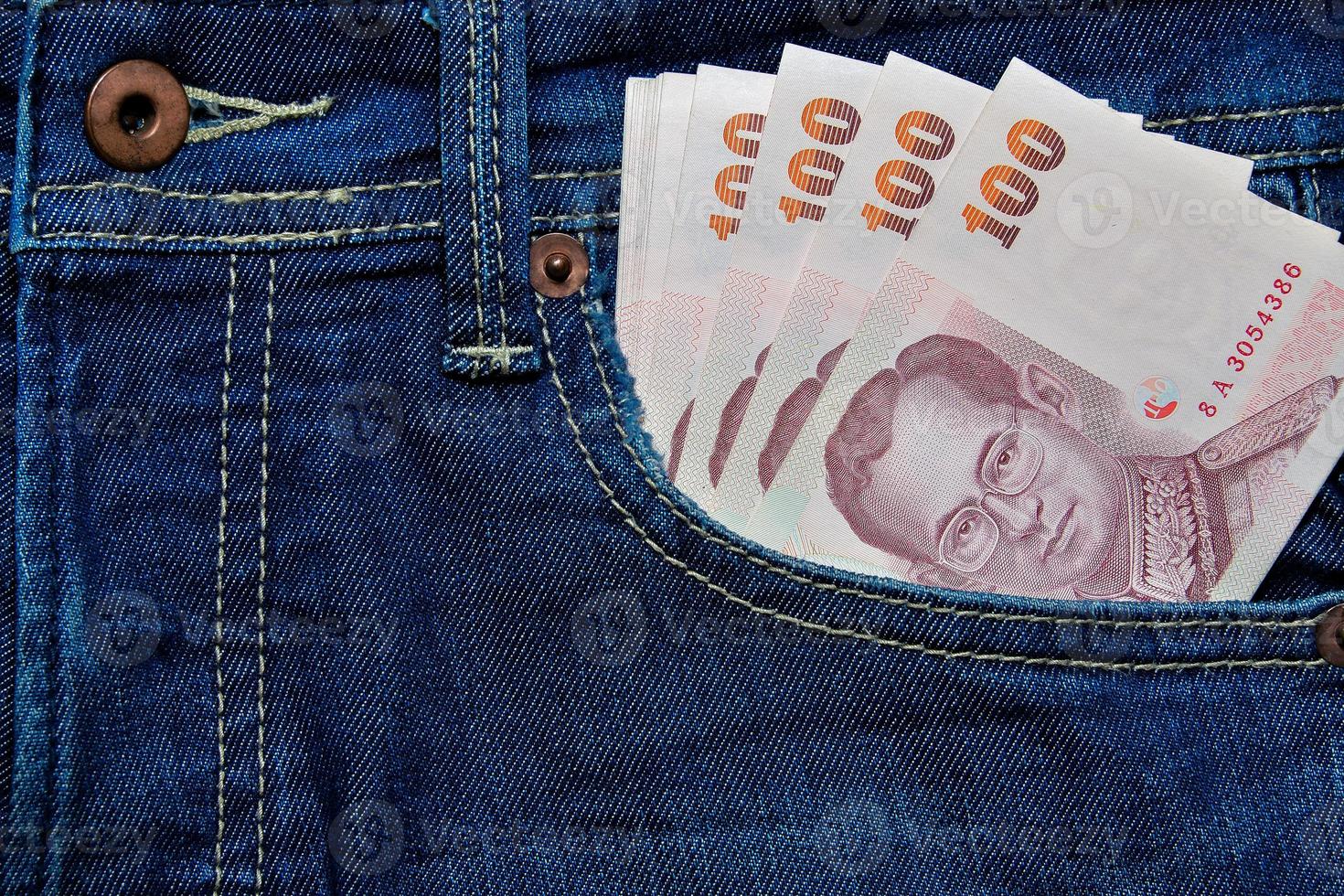 thaïlandais baht dans jeans poche photo