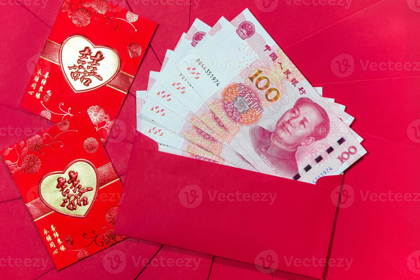 Enveloppe Rouge Chinoise Isolé Sur Fond Blanc Banque D'Images et