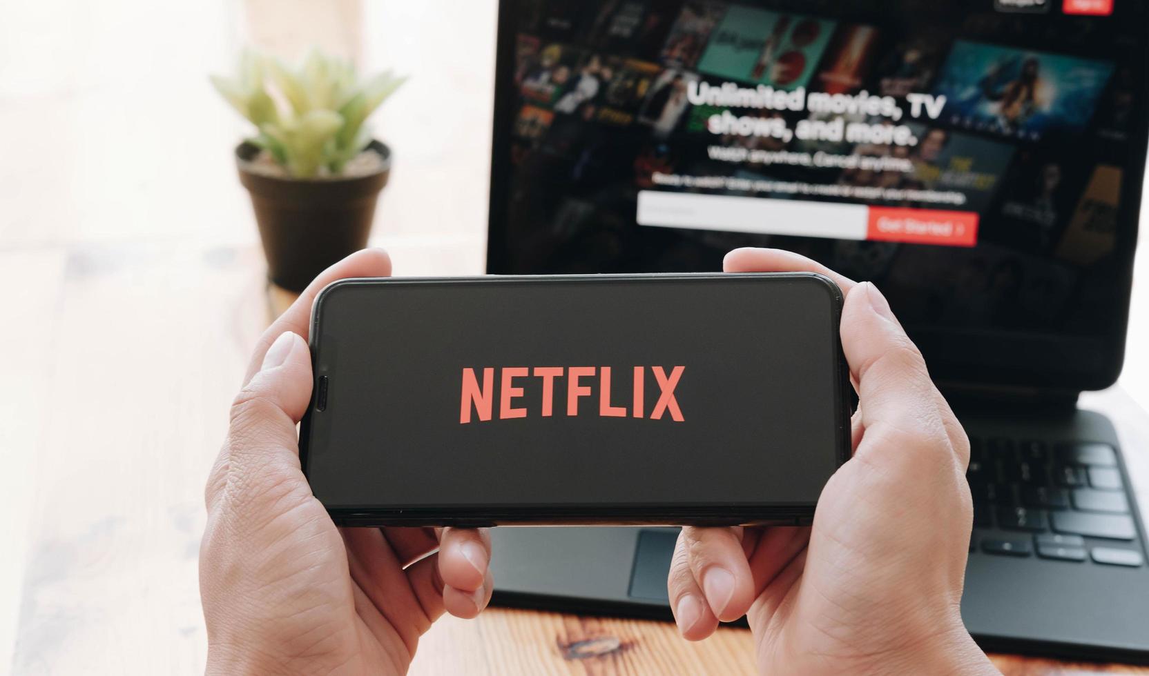 Chiang Mai, Thaïlande, 21 mars 2021 - femme utilisant son téléphone pour se connecter à netflix photo