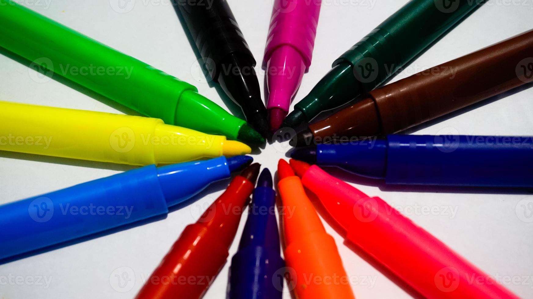 crayons. coloré la cire des crayons collection, soigneusement arrangé cercle forme. photo