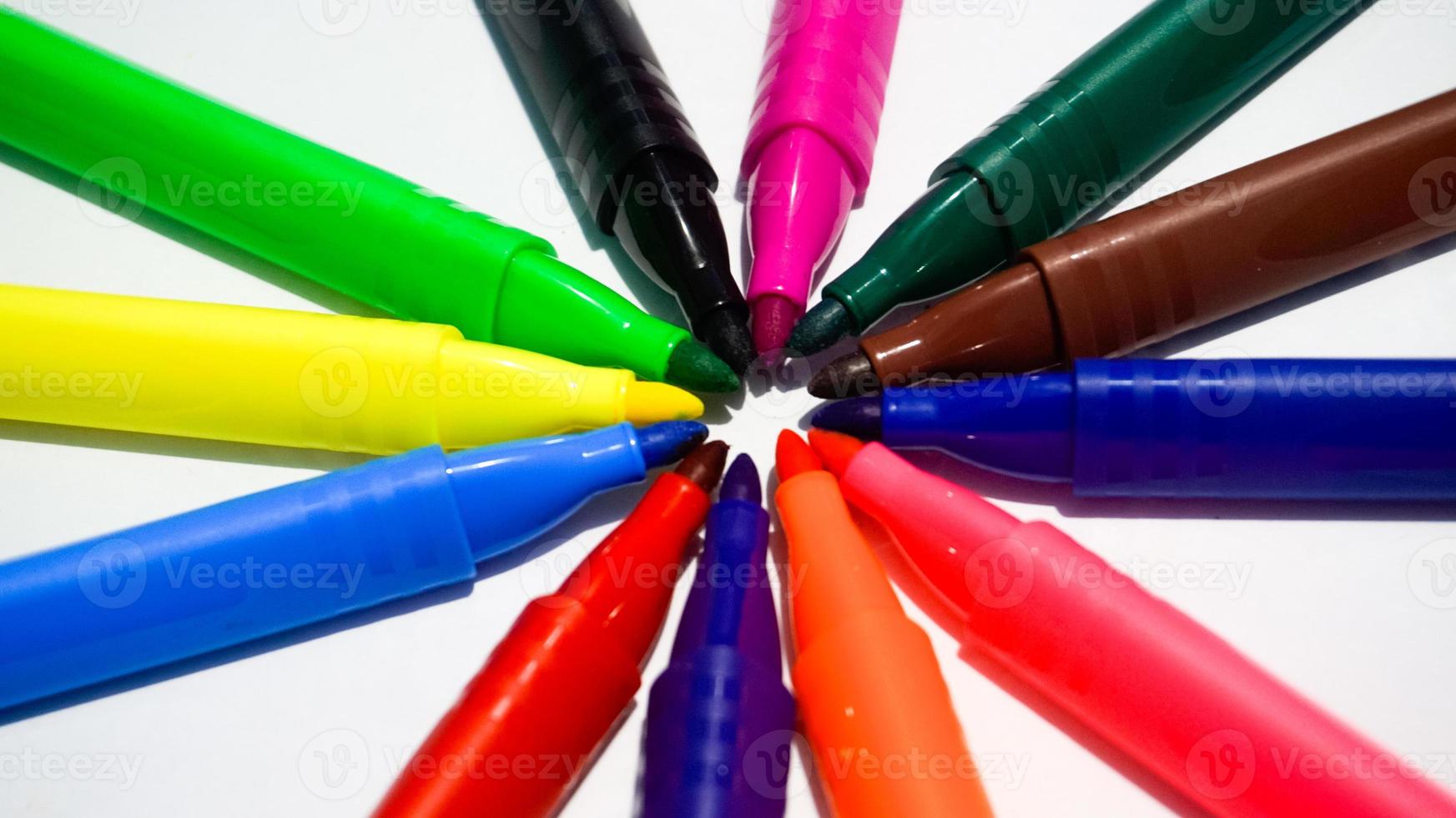 crayons. coloré la cire des crayons collection, soigneusement arrangé cercle forme. photo