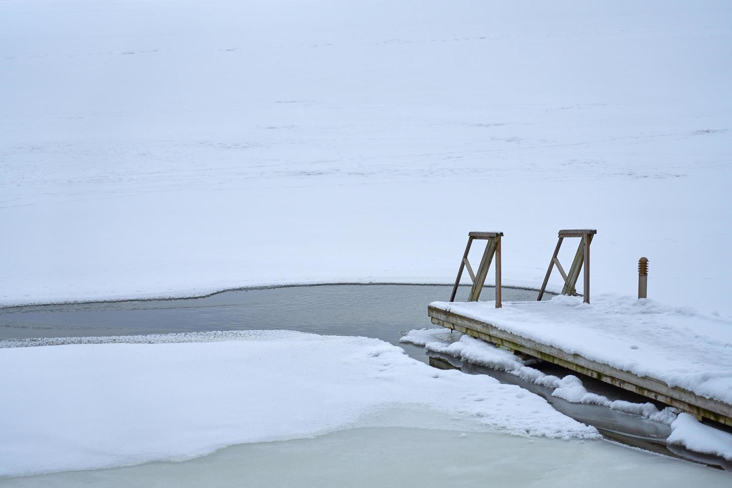 un escalier en bois menant à un trou de glace photo