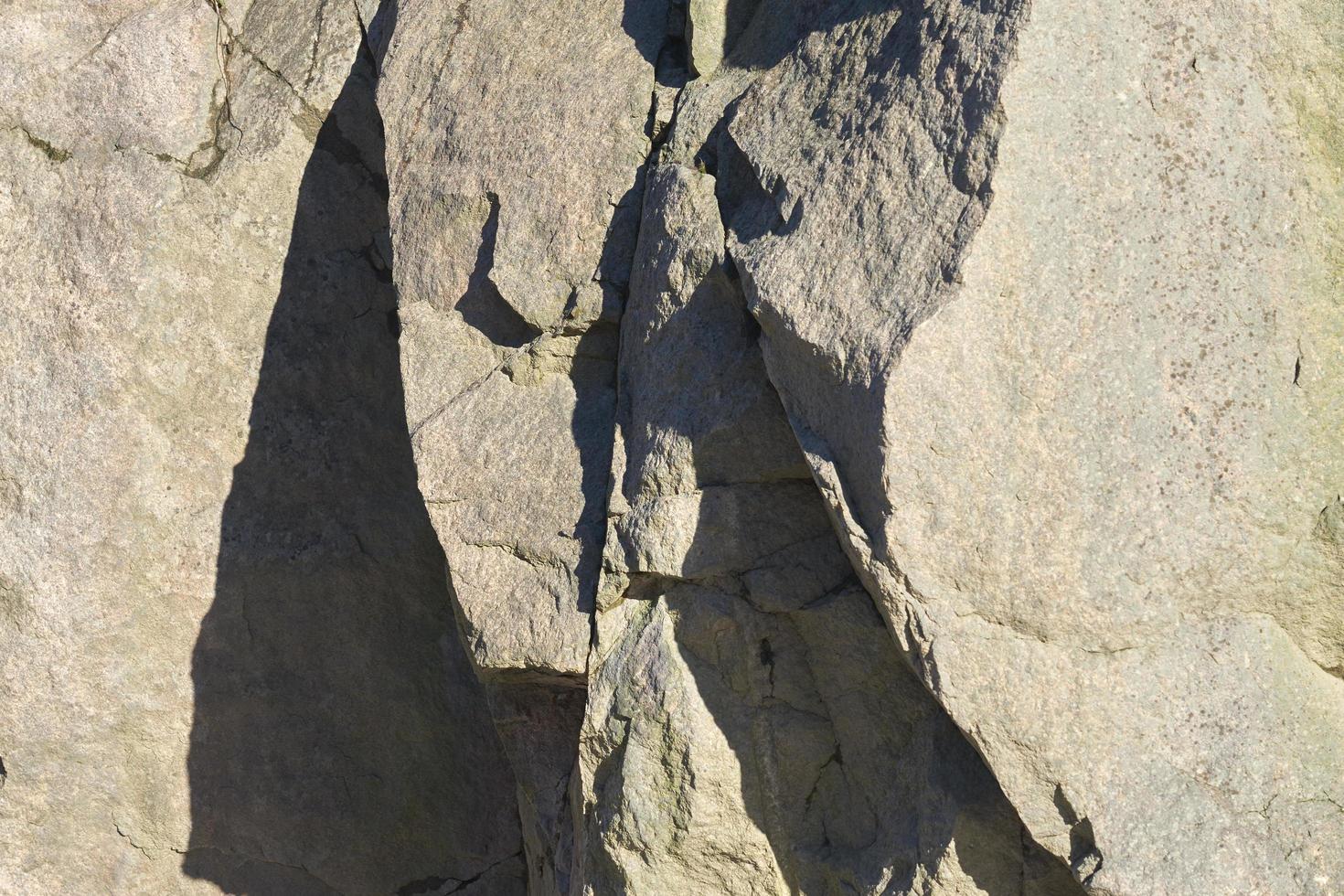 roches de granit au soleil au printemps comme fond naturel photo