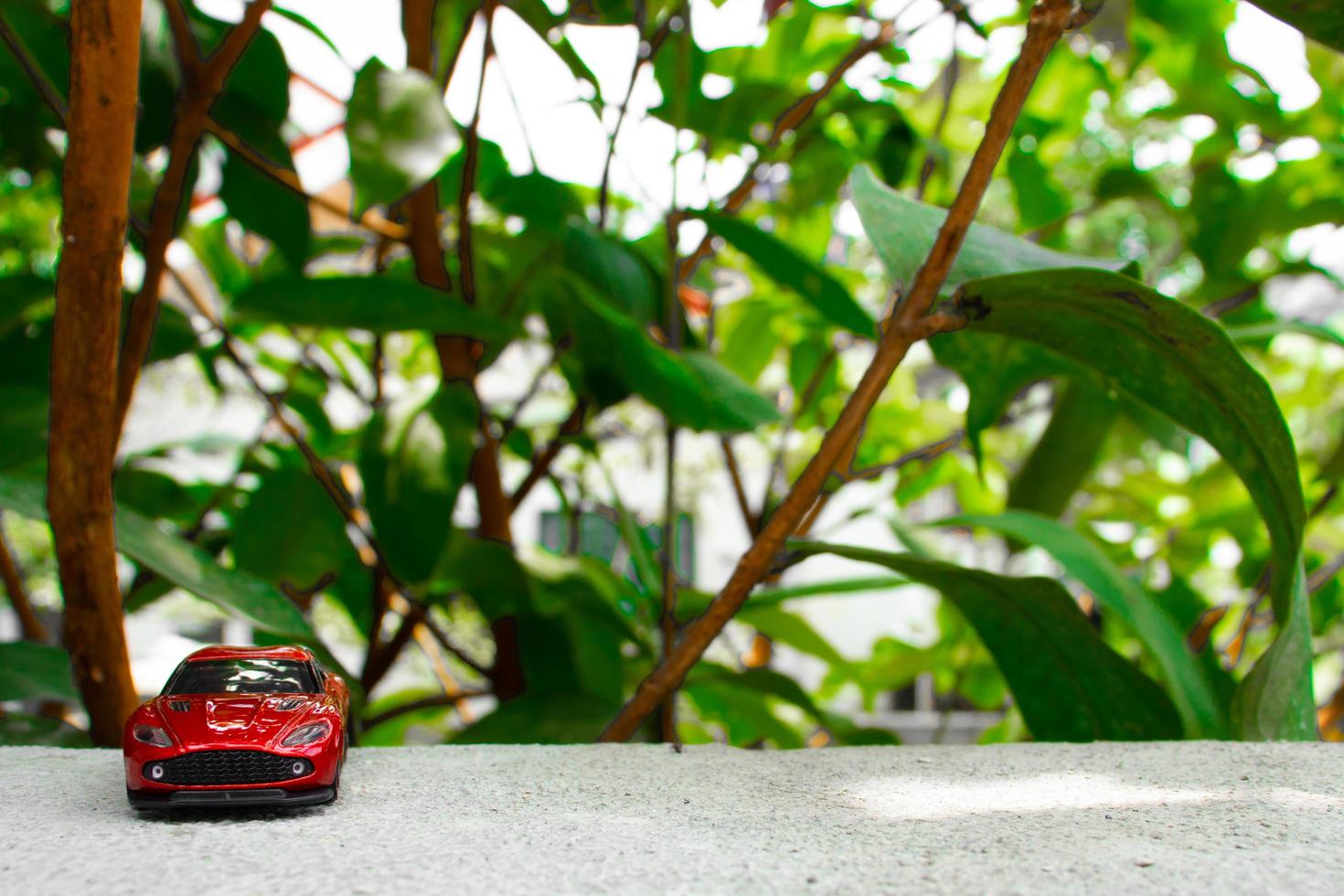 une photo de une rouge jouet voiture, après certains modifications. concept pour la nature aventure.