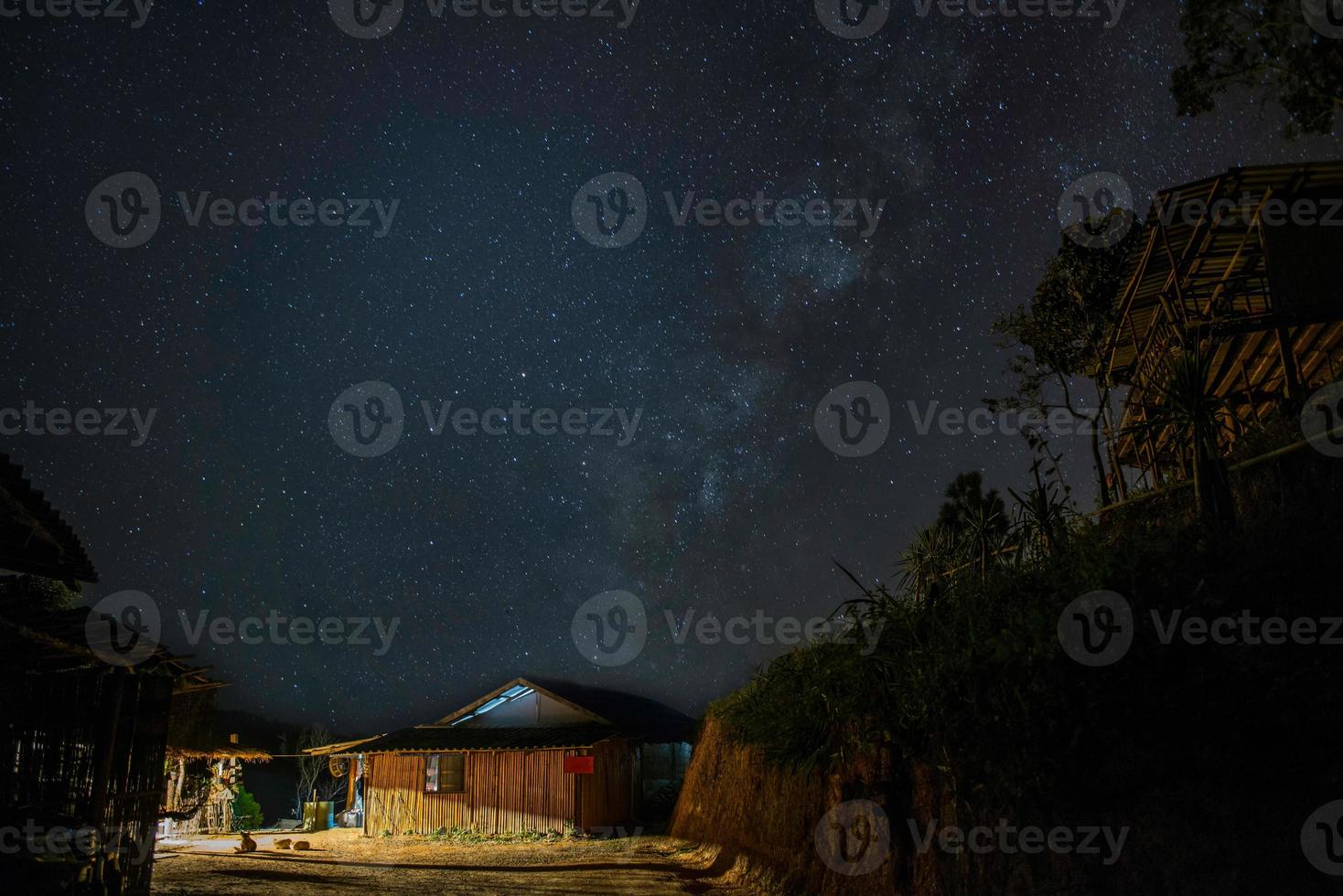 étoile et laiteux façon sur nuit ciel photo