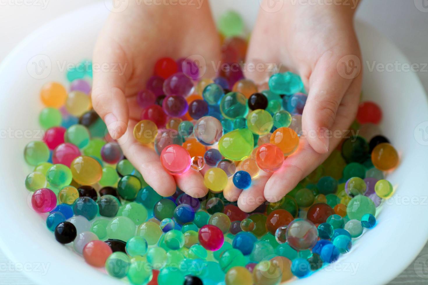 beaucoup de boules d'hydrogel de couleurs différentes. ensemble d'orbis  multicolores. perles d'eau en cristal pour les jeux. ballons à l'hélium.  peut être utilisé comme arrière-plan. gel polymère gel de silice. 4538894  Photo