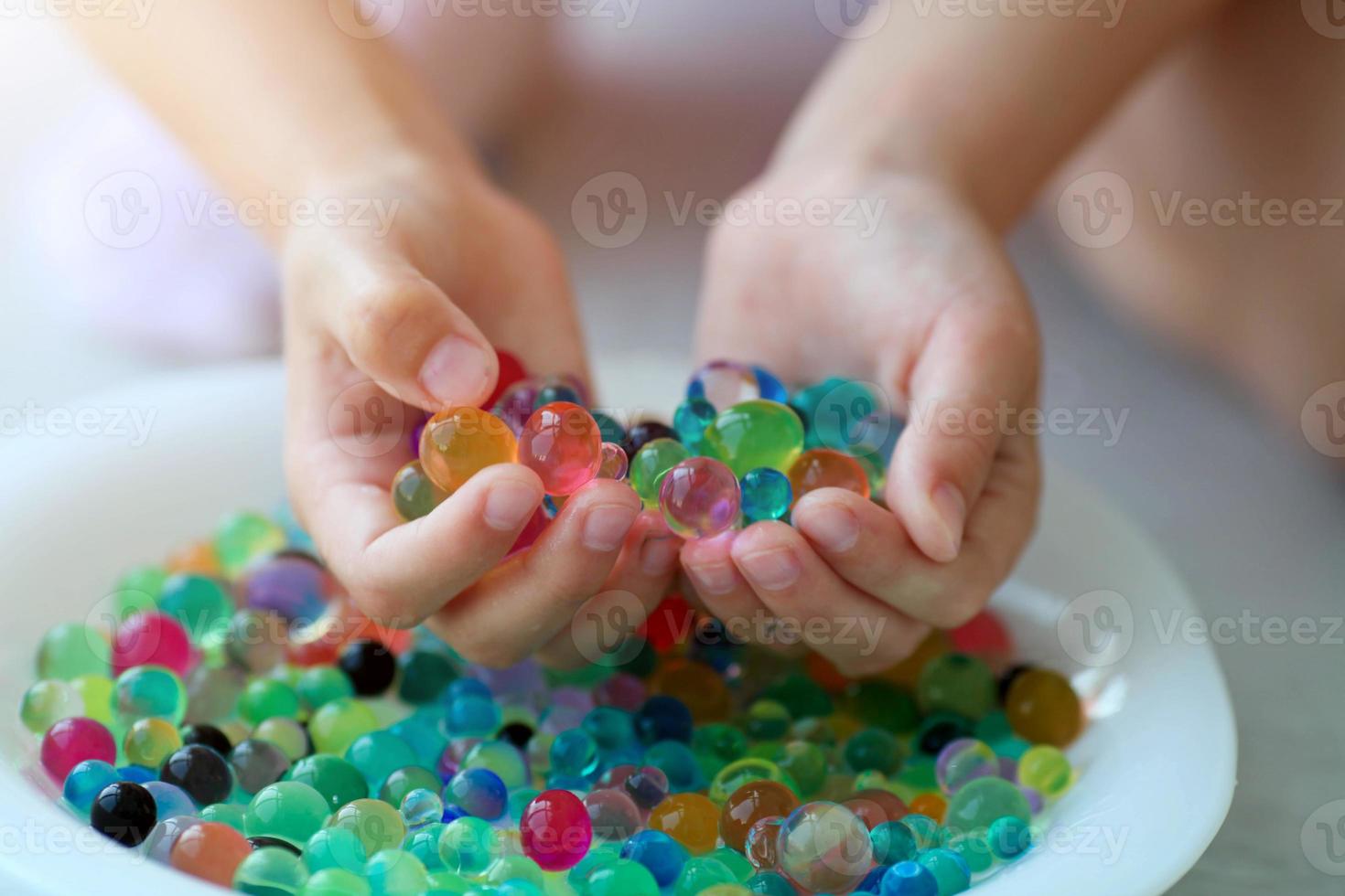 beaucoup de boules d'hydrogel de couleurs différentes. ensemble d'orbis  multicolores. perles d'eau en cristal pour les jeux. ballons à l'hélium.  peut être utilisé comme arrière-plan. gel polymère gel de silice. 4538894  Photo